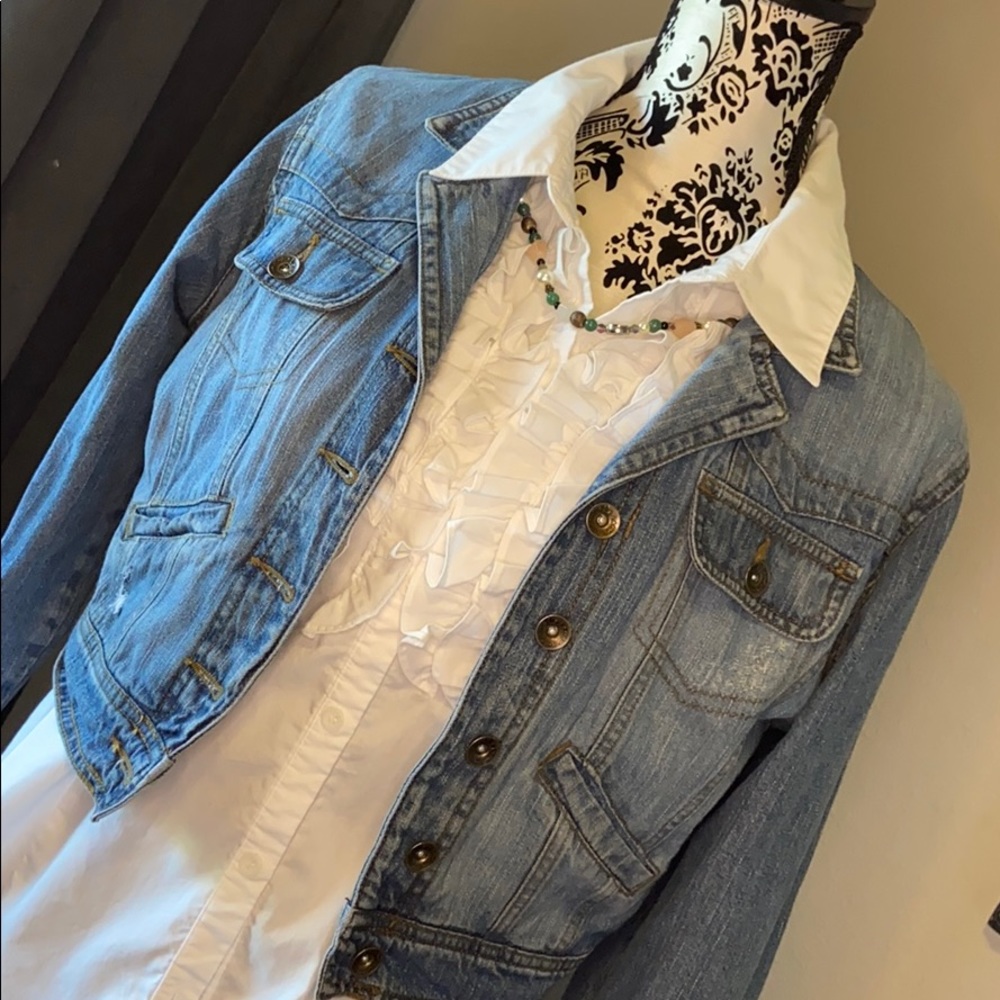White ruffled Button up